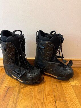 Atomic Snowboard Boots Size US 8 Black With Patterned Design - Mens Snow Gear